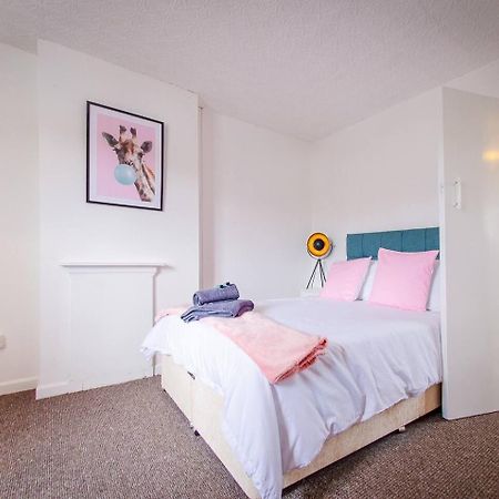 4 Bed - 2 Baths 1 Walk In Shower Lots Of Parking Ipswich Exterior foto