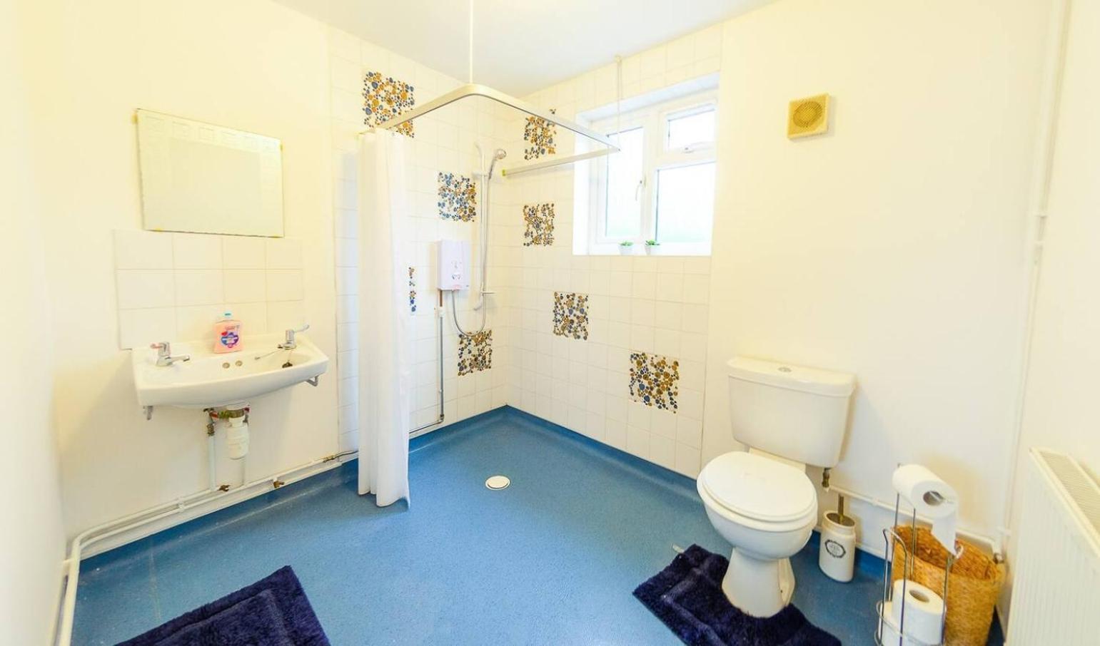 4 Bed - 2 Baths 1 Walk In Shower Lots Of Parking Ipswich Exterior foto