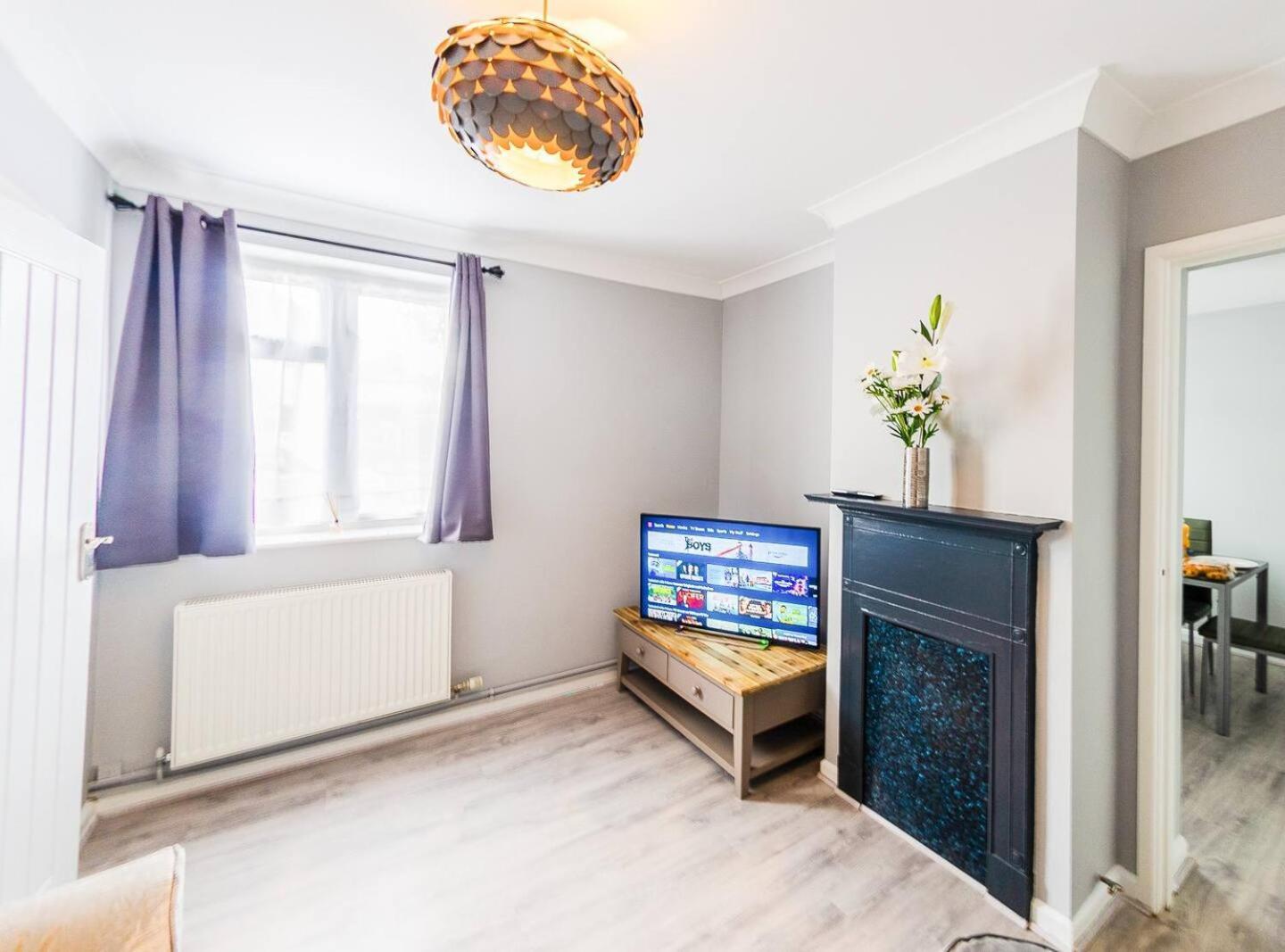 4 Bed - 2 Baths 1 Walk In Shower Lots Of Parking Ipswich Exterior foto