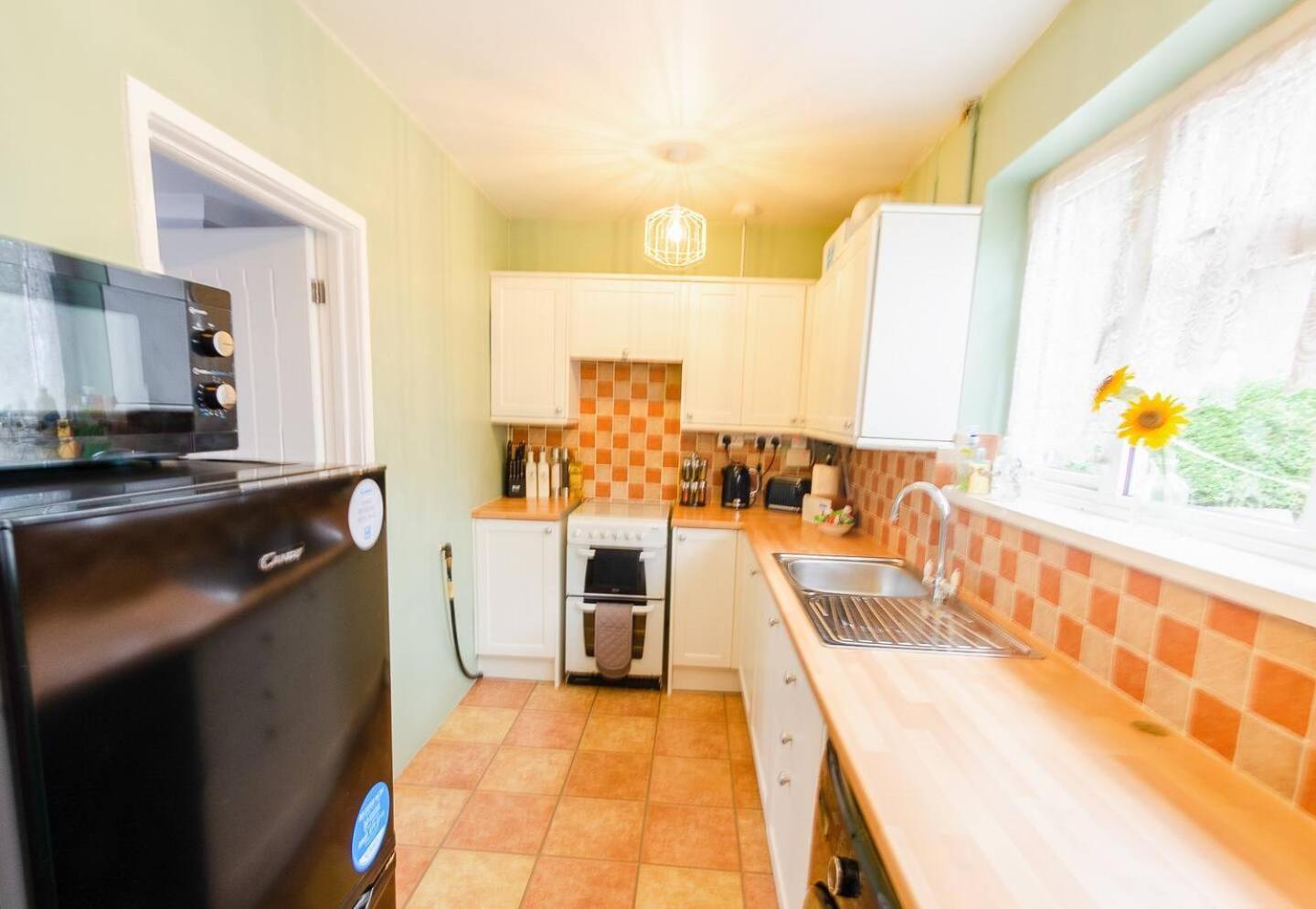 4 Bed - 2 Baths 1 Walk In Shower Lots Of Parking Ipswich Exterior foto